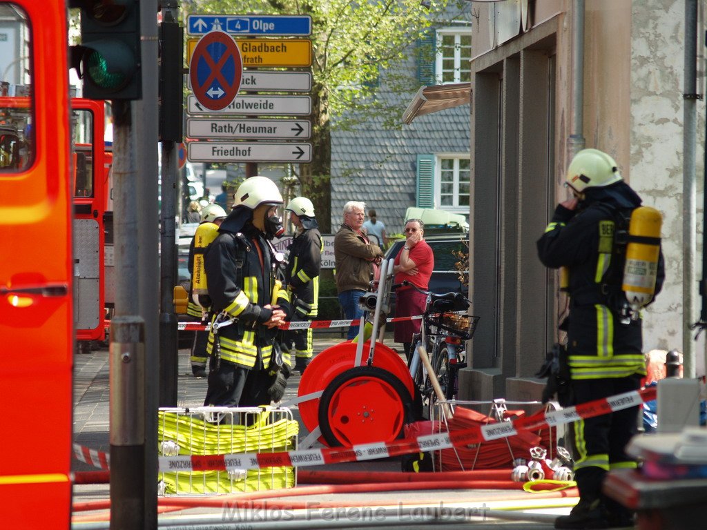 Kellerbrand mit Menschenrettung Koeln Brueck Hovenstr Olpenerstr P041.JPG